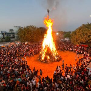 Holika Dahan, Hindus